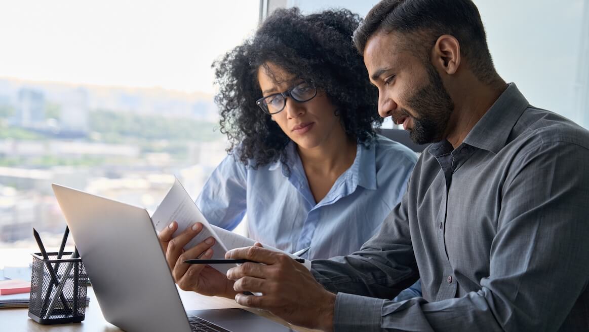 man-and-woman-coworkers-collaboratecoaching-during-crisis 2